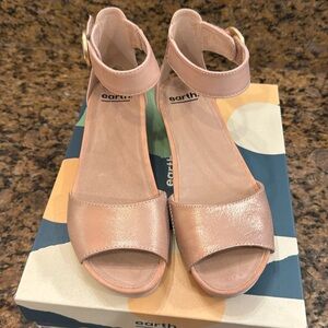 Earth Sandal Metallic Leather Nude (pink hue)
